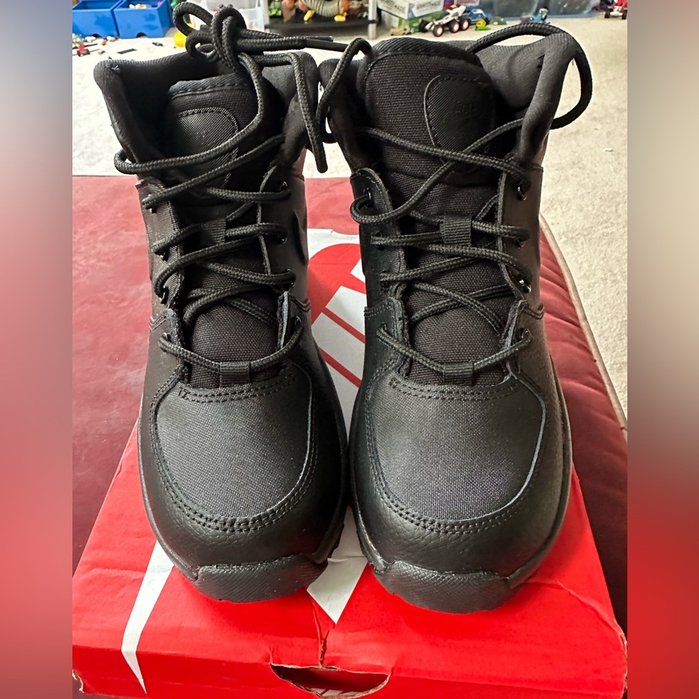 BRAND NEW NIKE MANOA BLACK BOOTS - KIDS SIZE 2!!